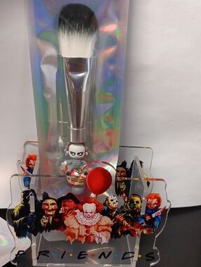 4 Makeup Brushes & Holder (New)